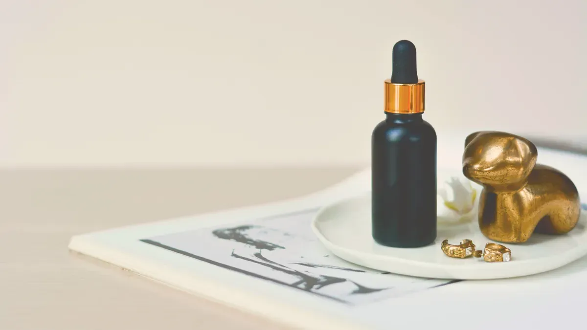 Serumflaska med pipett på ett fat, en hemmaversion av salongens syrabehandling