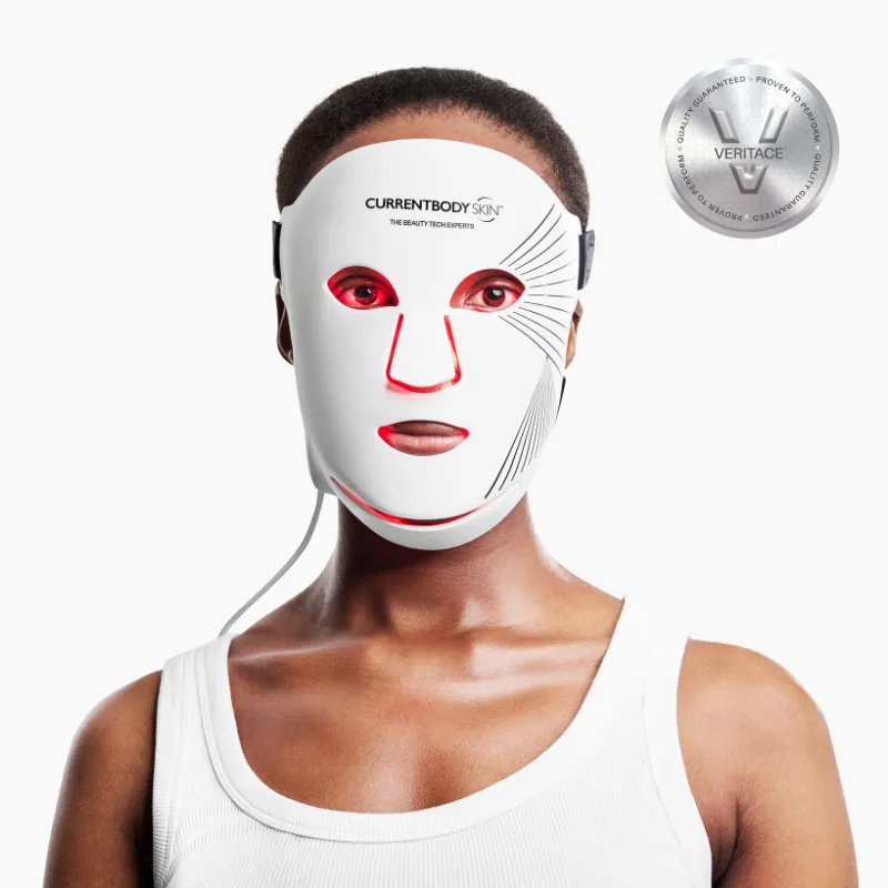 CurrentBody Skin LED Light Therapy Face Mask sedd framifrån med rött ljus