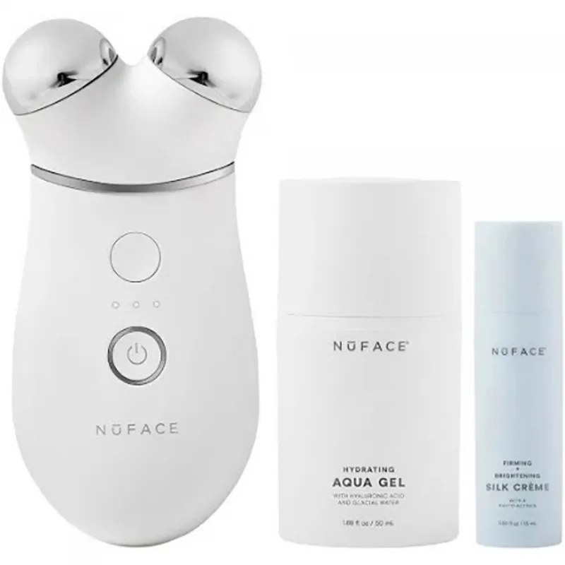 Vit NuFACE Trinity+ med två metallkulor bredvid Hydrating Aqua Gel och Silk Crème