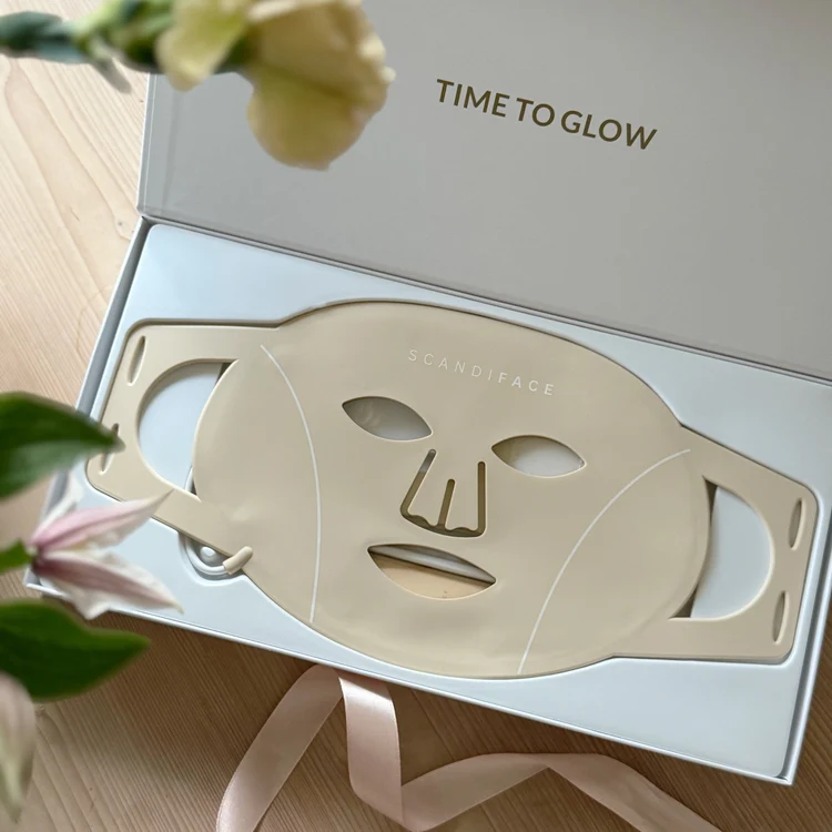 Scandiface Skinboosting LED Mask i presentförpackning med Time to Glow-tryck i locket