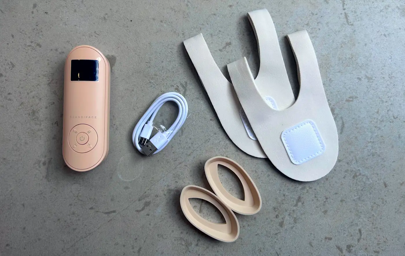 Tillbehören till Scandiface LED Mask utlagda: kontrollenhet, USB-kabel, remmar och ögonskydd