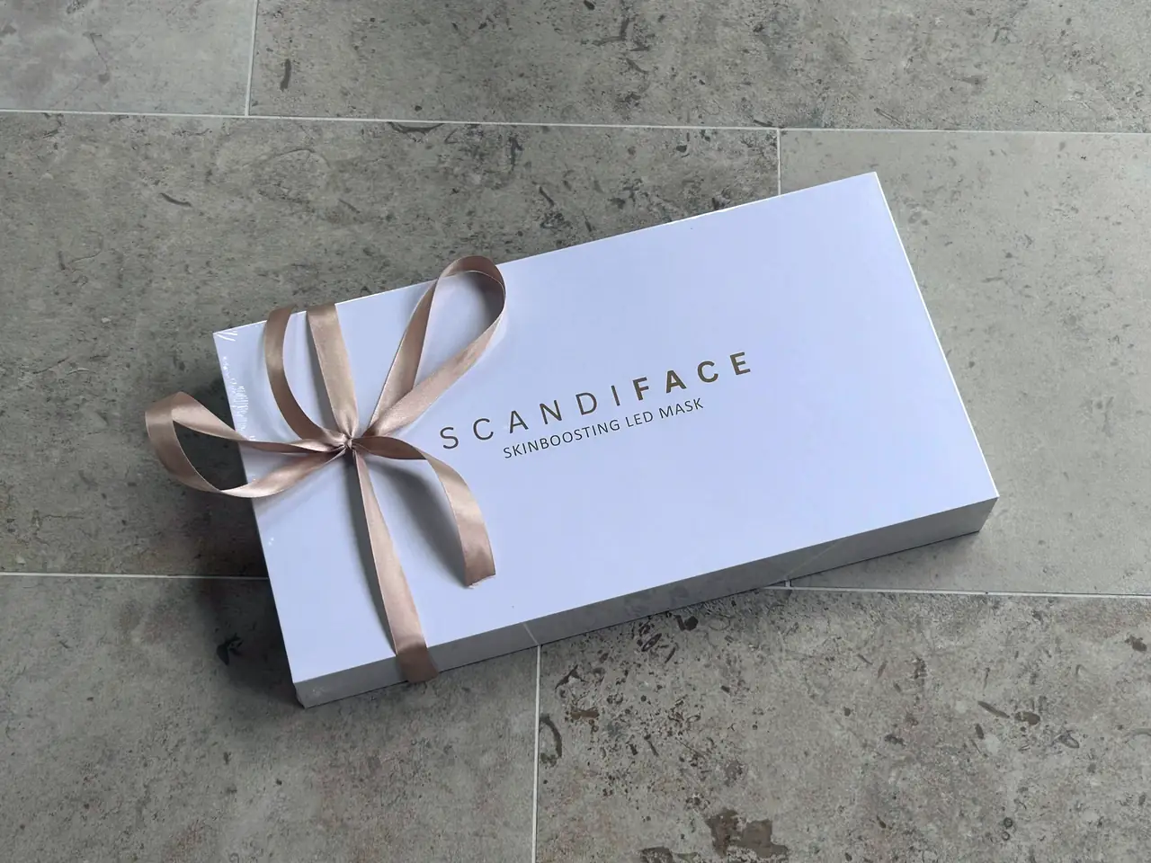 Scandiface LED Mask oöppnad förpackning med guldband
