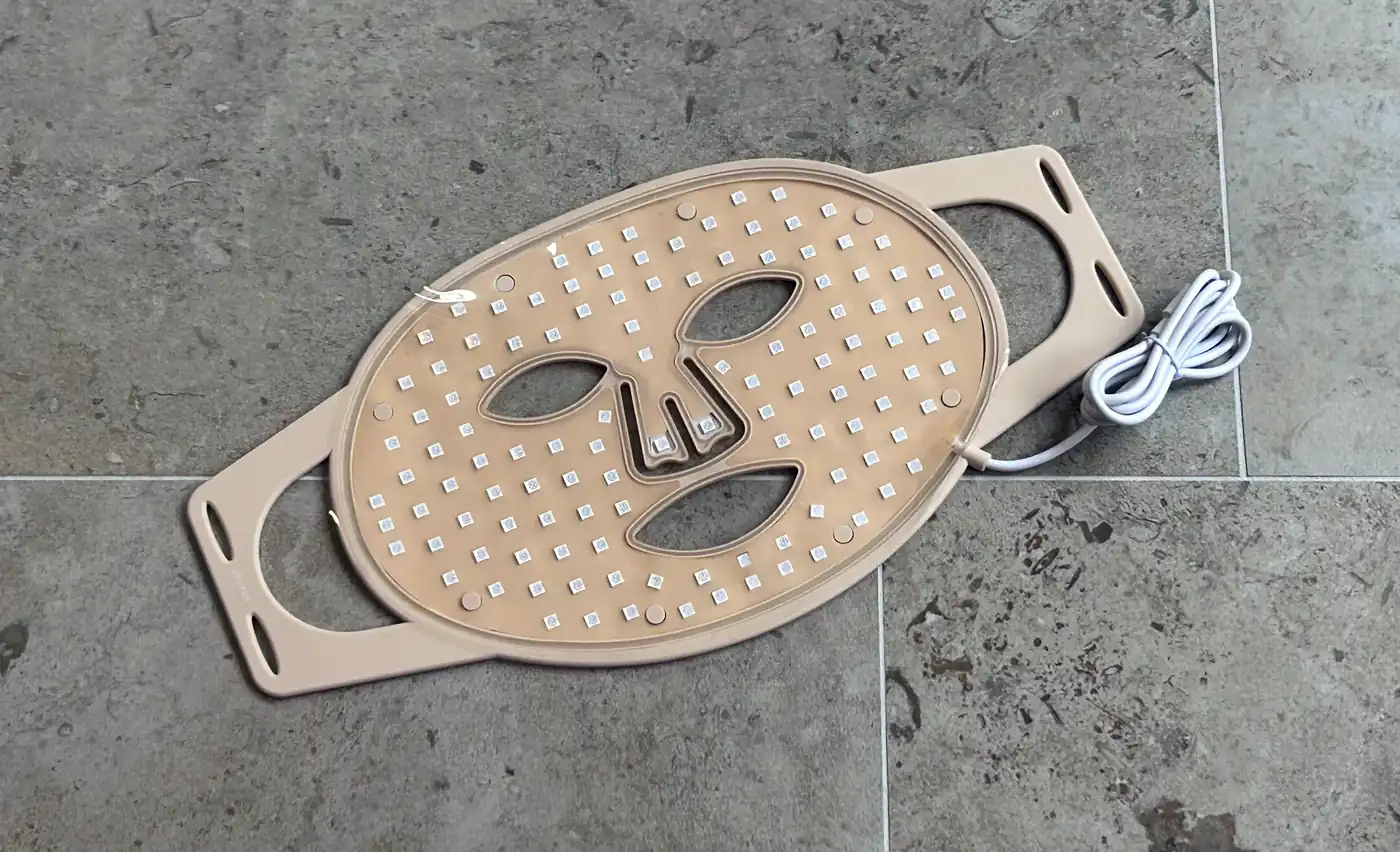 Insidan av Scandiface LED-mask med dioderna synliga i rutmönster