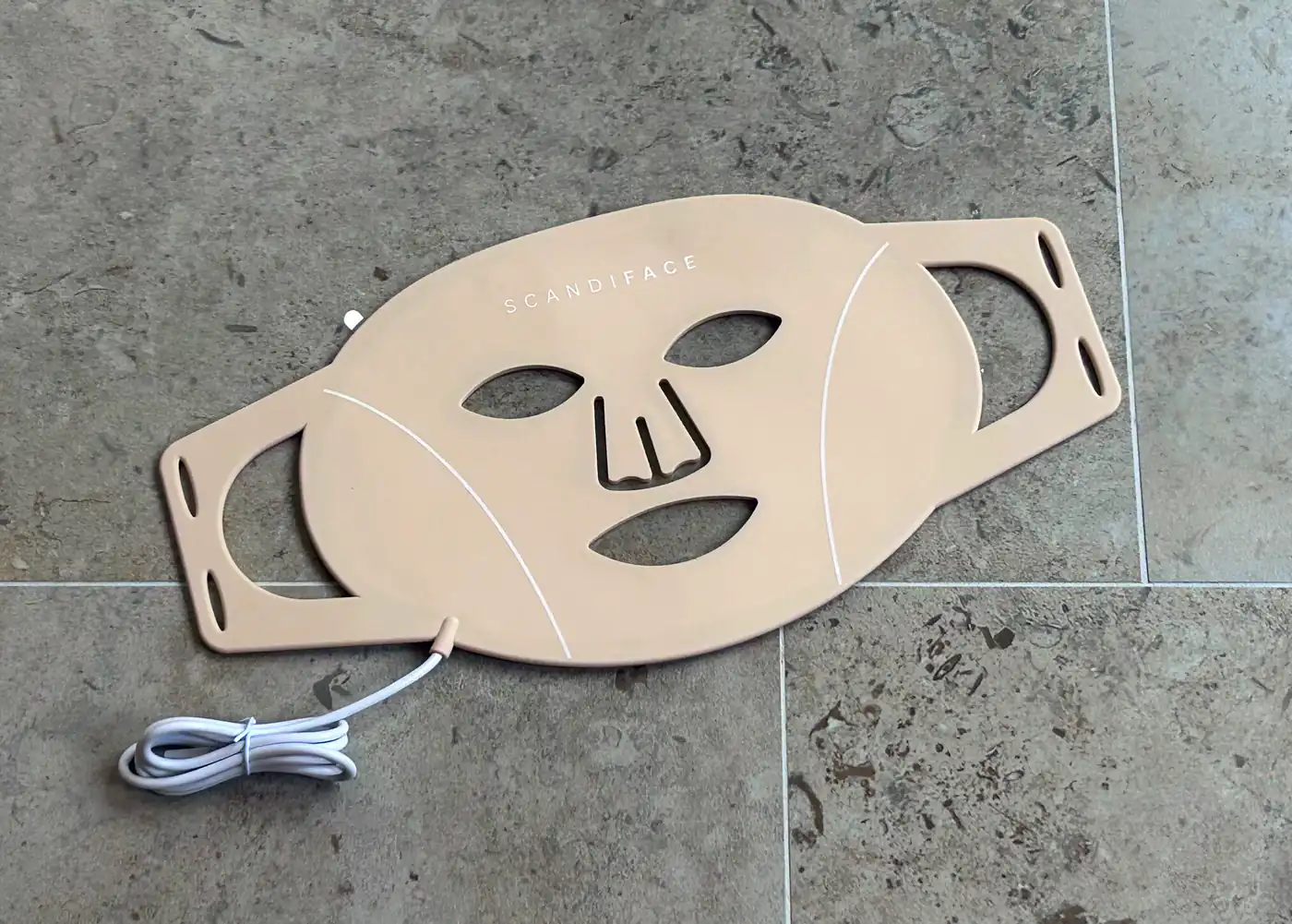 Scandiface Skinboosting LED Mask utsida i beige silikon med öppningar för ögon och mun
